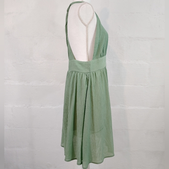 CUPSHE GREEN PLUNGE NECK DRESS NEW WITH TAG - Picture 10 of 14